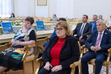 Александр Моор вручил  тюменцам государственные и региональные награды 