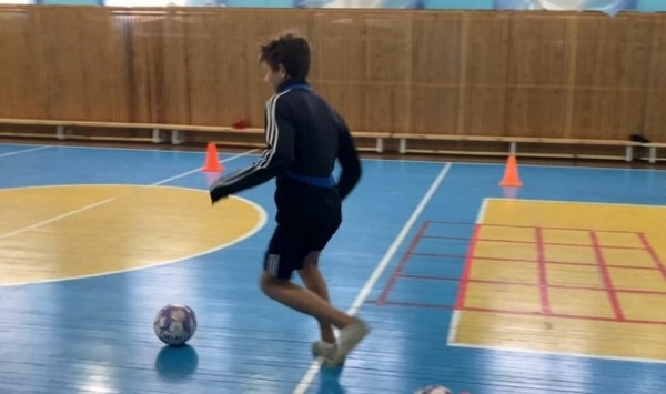 Мастер спорта Денис Абышев обучил детей футбольным трюкам