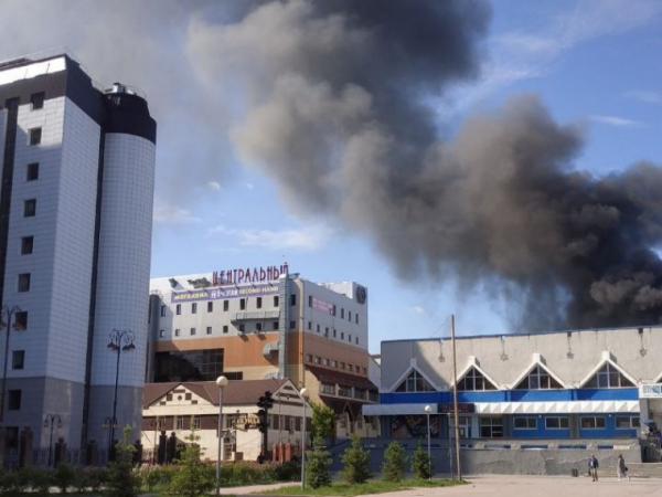 13 кислородных и два газовых баллона вынесли из горящего здания в Тюмени