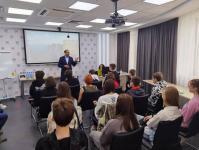 Тюменским школьникам рассказали о главных этапах многоквартирного домостроения