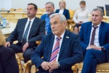 Александр Моор вручил  тюменцам государственные и региональные награды 