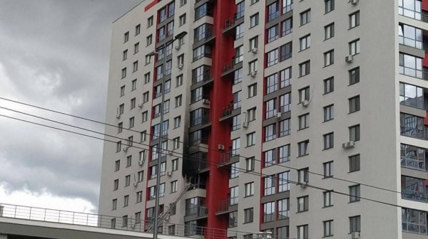 В Тюмени пожарные потушили огонь на балконе в "Европейском"