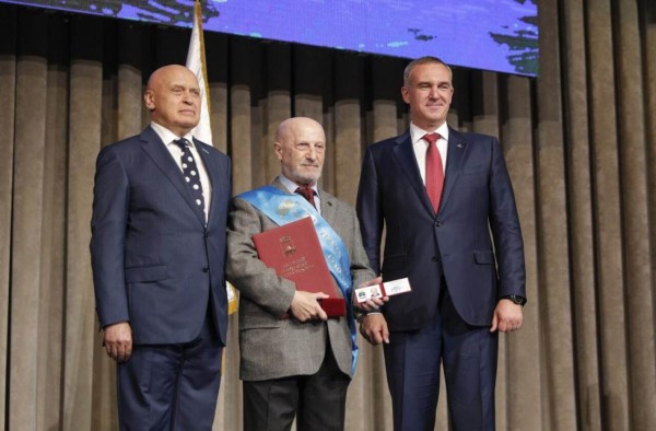 Евгений Заболотный вручил атрибуты звания Почетным гражданам Тюмени