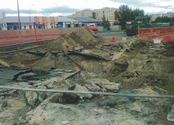 В Тюмени, в районе развязки по ул. Монтажников, на съезде с ул. 50 лет ВЛКСМ просел грунт 