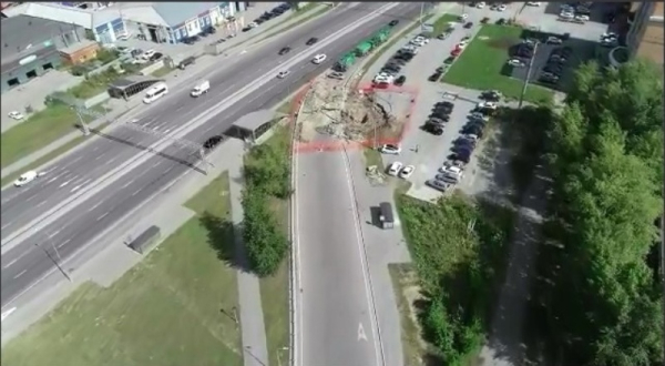 В Тюмени, в районе развязки по ул. Монтажников, на съезде с ул. 50 лет ВЛКСМ просел грунт 