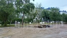 Работы по восстановлению водовода на улице Пермякова в Тюмени будут продолжаться всю ночь