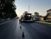 Дорога по улице Молодежной в Тюмени получает новое покрытие