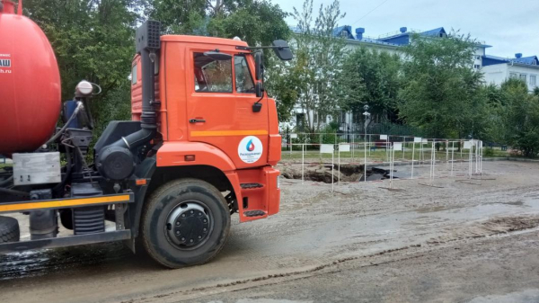 Работы по восстановлению водовода на улице Пермякова в Тюмени будут продолжаться всю ночь