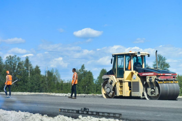Дорога по улице Молодежной в Тюмени получает новое покрытие