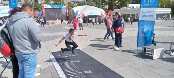 Более 70 горожан сдают нормы ГТО на площади 400-летия Тюмени Более 70 горожан сдают нормы ГТО на площади 400-летия Тюмени