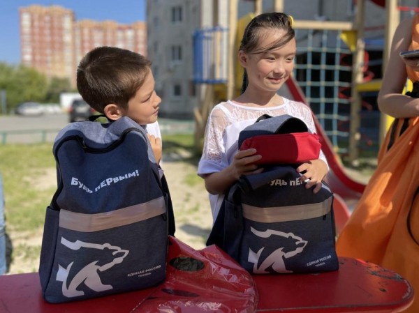 Подготовиться к учебному году юным тюменцам помогают городские депутаты
