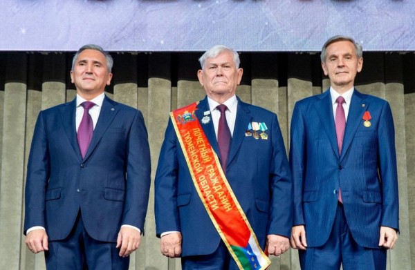 Губернатор вручил знаки отличия Почетных граждан Тюменской области Юрию Коневу и Минсалиму Тимергазееву