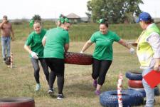 Участники забега "Голышмановский характер" плавали, тащили борону и строили пирамиду из покрышек