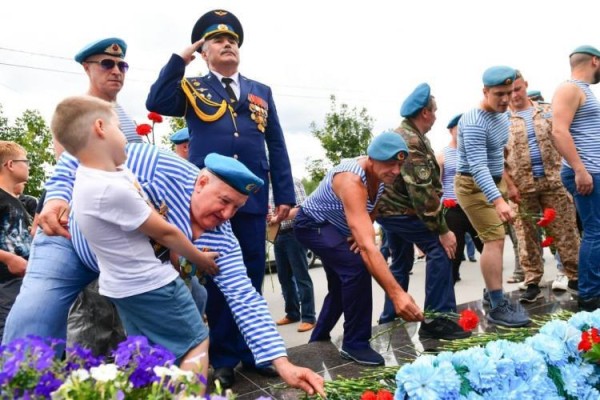 Александр Моор поздравил&nbsp;военнослужащих и ветеранов с Днем Воздушно-десантных войск 
