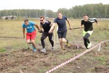 Участники забега "Голышмановский характер" плавали, тащили борону и строили пирамиду из покрышек