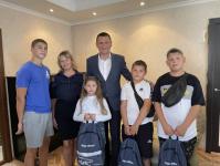 Подготовиться к учебному году юным тюменцам помогают городские депутаты