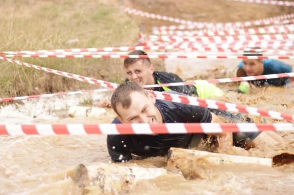 Участники забега "Голышмановский характер" плавали, тащили борону и строили пирамиду из покрышек