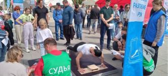 Более 70 горожан сдают нормы ГТО на площади 400-летия Тюмени Более 70 горожан сдают нормы ГТО на площади 400-летия Тюмени