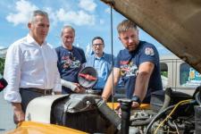 Александр Моор сел за руль "Победы" 