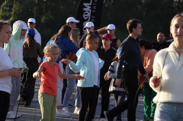 В Тюмени прошли выходные с радио "Маруся ФМ": авиашоу, День физкультурника и праздничный концерт звезд эстрады