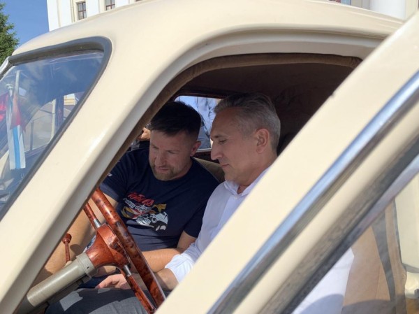 Александр Моор сел за руль "Победы" 