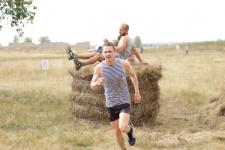 Участники забега "Голышмановский характер" плавали, тащили борону и строили пирамиду из покрышек