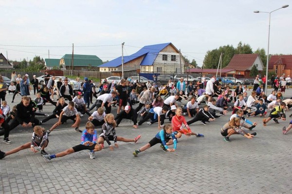 Денис Спицов вручил 25  заводоуковским школьникам знаки ГТО