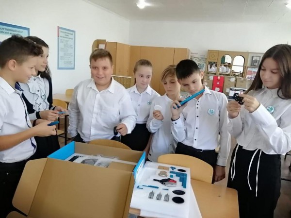 Книги, дидактические игры, наборы для творчества получили дети Краснодона от тюменских женщин