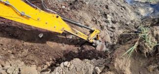 Очаг горящего торфа пытаются ликвидировать в с. Армизонское Тюменской области Очаг горящего торфа пытаются ликвидировать в с. Армизонское Тюменской области