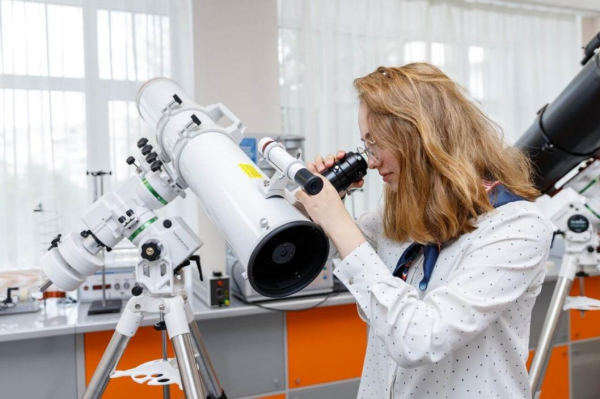 "Газпромнефть-Ямал" оснастил телескопами лабораторию Физико-математической школы