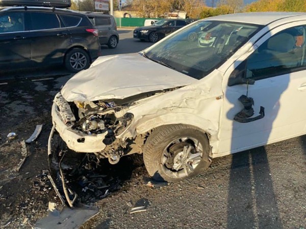 Начинающий водитель устроил ДТП на улице Республики в Тюмени