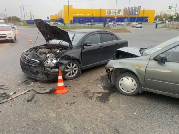 В Тюмени в столкновении "Лады" и Toyota пострадали дети