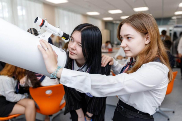 "Газпромнефть-Ямал" оснастил телескопами лабораторию Физико-математической школы