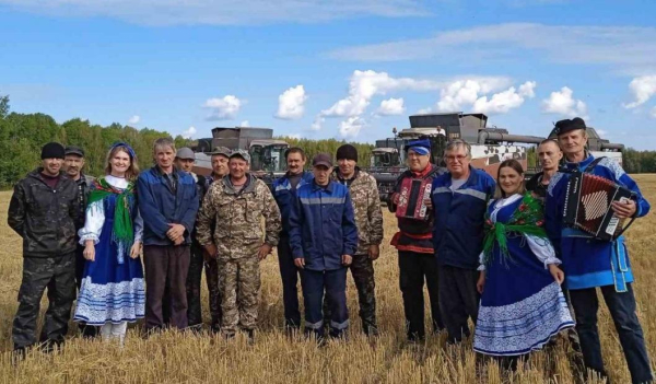 На полях Аромашевского района выступили артисты 