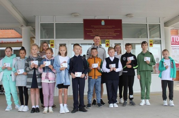 Денис Спицов вручил 25  заводоуковским школьникам знаки ГТО