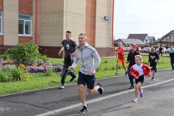 Денис Спицов вручил 25  заводоуковским школьникам знаки ГТО