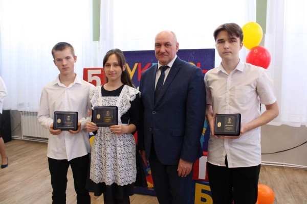 Трем одаренным школьникам вручили знак отличия "Гордость Тобольского района"