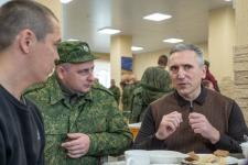 Губернатор Тюменской области проверил столовую мобилизованных 