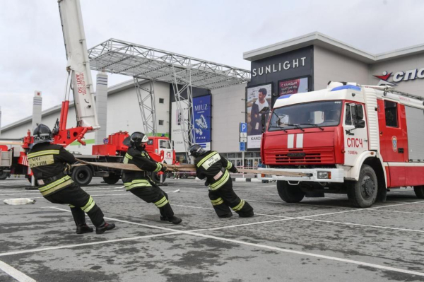 Поднимали квадроцикл и тянули КамАЗ: в Тюмени провели первый турнир "Сильнейший пожарный: Кубок огня"