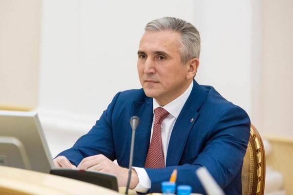 Александр Моор вручил 89 удостоверений именных стипендиатов губернатора Тюменской области Александр Моор вручил 89 удостоверений именных стипендиатов губернатора Тюменской области