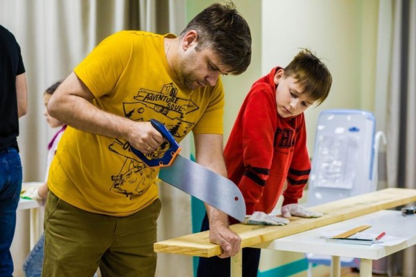 Александр Моор пожелал всем мужчинам региона в полной мере проявить свой отцовский талант