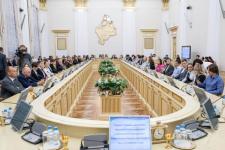 Александр Моор вручил 89 удостоверений именных стипендиатов губернатора Тюменской области Александр Моор вручил 89 удостоверений именных стипендиатов губернатора Тюменской области