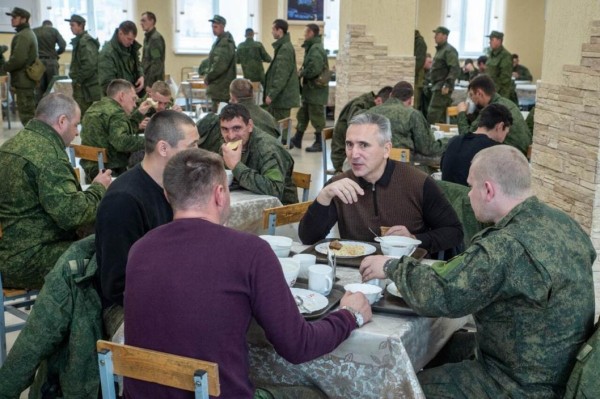 Губернатор Тюменской области проверил столовую мобилизованных 