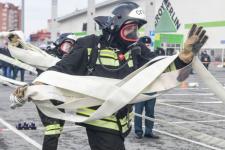 Поднимали квадроцикл и тянули КамАЗ: в Тюмени провели первый турнир "Сильнейший пожарный: Кубок огня"