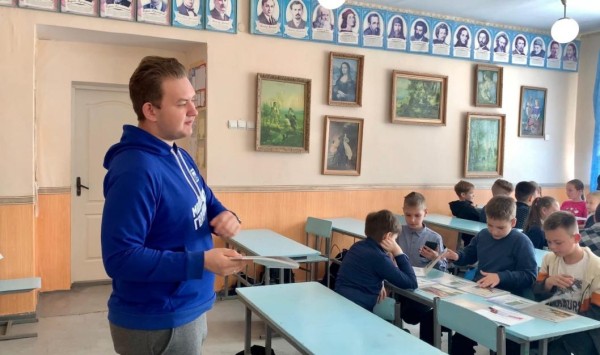 Тюменские активисты провели урок по технике Великой Победы в краснодонской школе