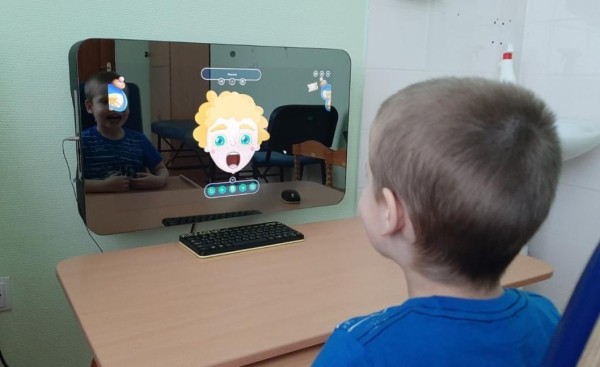  В реабилитационный центр "Родник" в Тюмени закупили умное зеркало для обучения детей