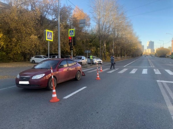 В Тюмени девочка попала под машину, когда переезжала улицу на красный свет