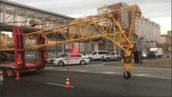 Автокран повредил надземный пешеходный переход на ул. Федюнинского Тюмени