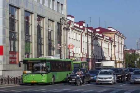 Александр Моор поздравил работников автотранспорта с профессиональным праздником