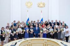 Александр Моор вручил награды лучшим педагогам Тюменской области